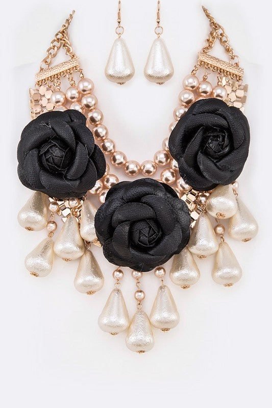 Conjunto de collar llamativo con perlas y mezcla de flores negras