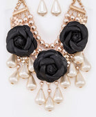 Conjunto de collar llamativo con perlas y mezcla de flores negras