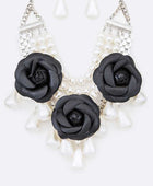 Conjunto de collar llamativo con perlas y mezcla de flores negras