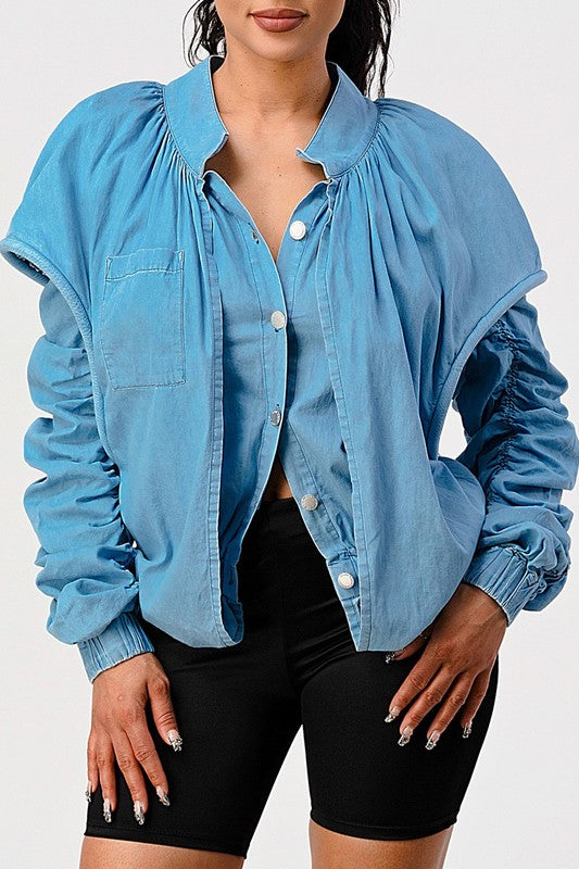 CHAQUETA CASUAL CON MANGAS DOBLES Y HOMBROS ABULLONADOS