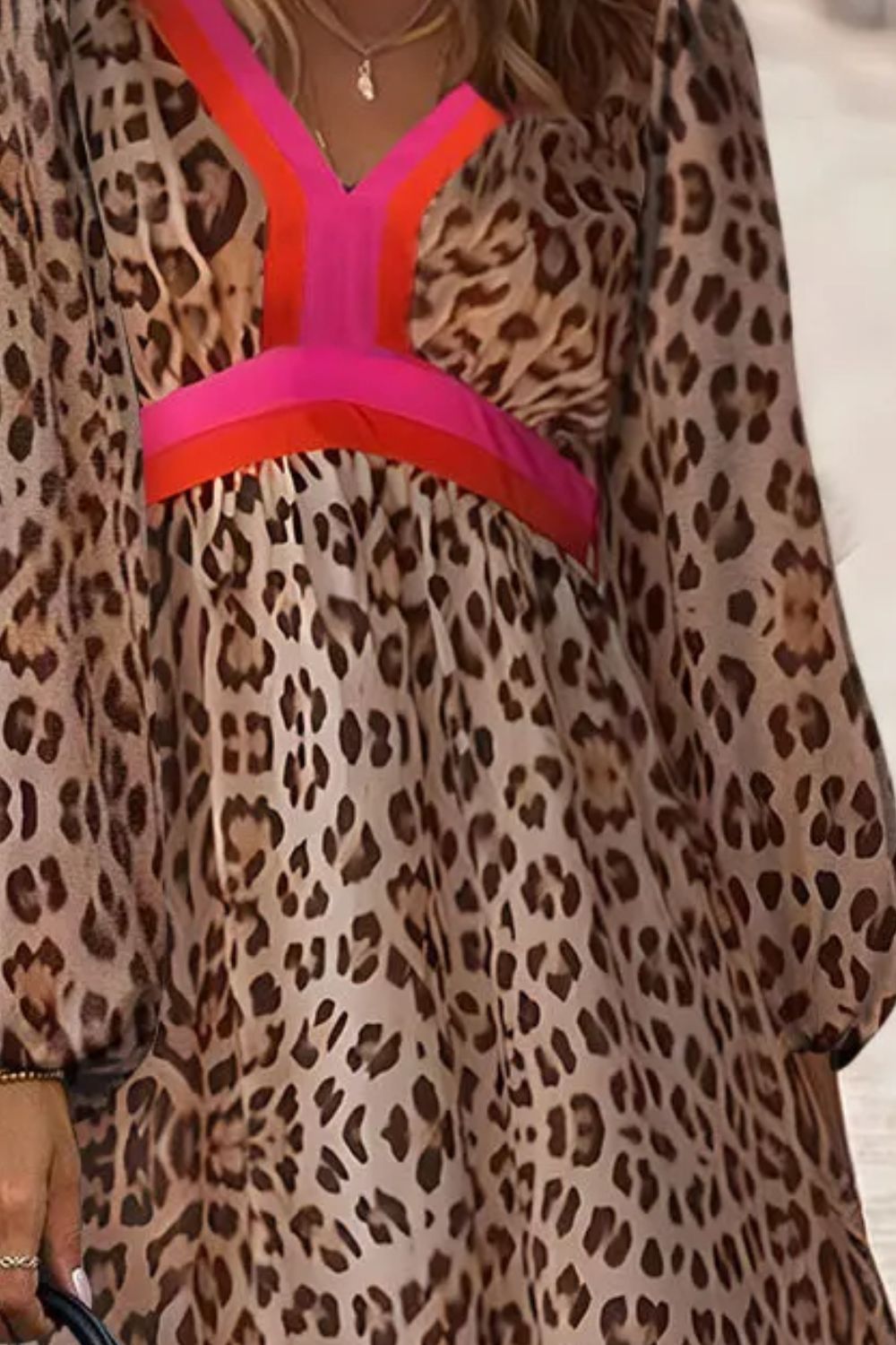 Vestido largo de manga larga con escote en V y estampado de leopardo