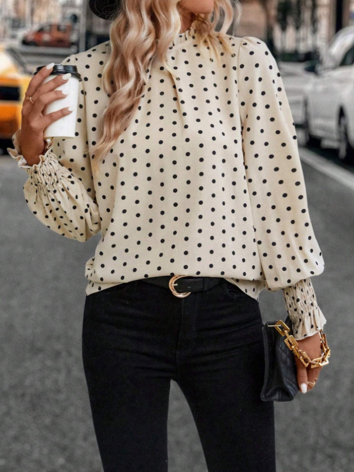 Blusa de lunares con cuello alto y manga larga