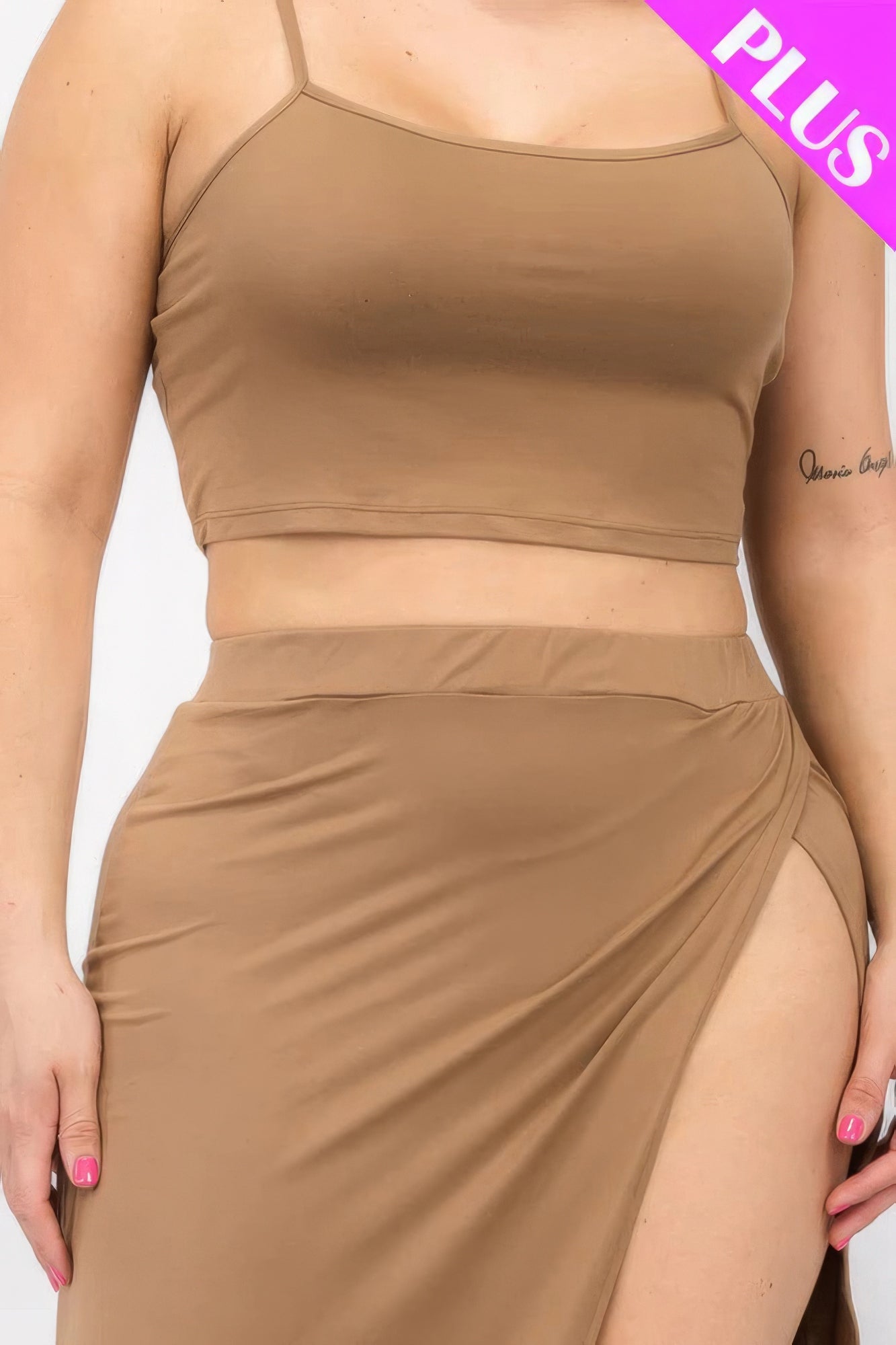 Conjunto de camisola corta y falda larga con abertura en el muslo de talla grande