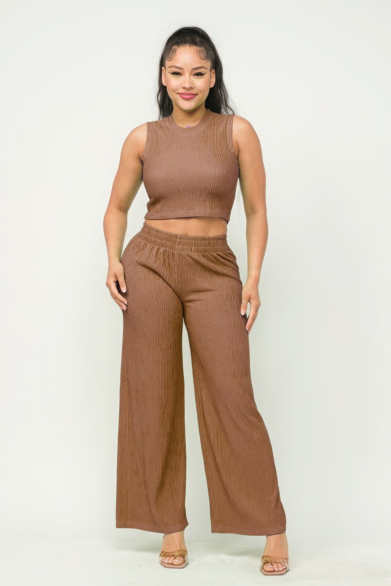 Conjunto de top corto y pantalón ancho