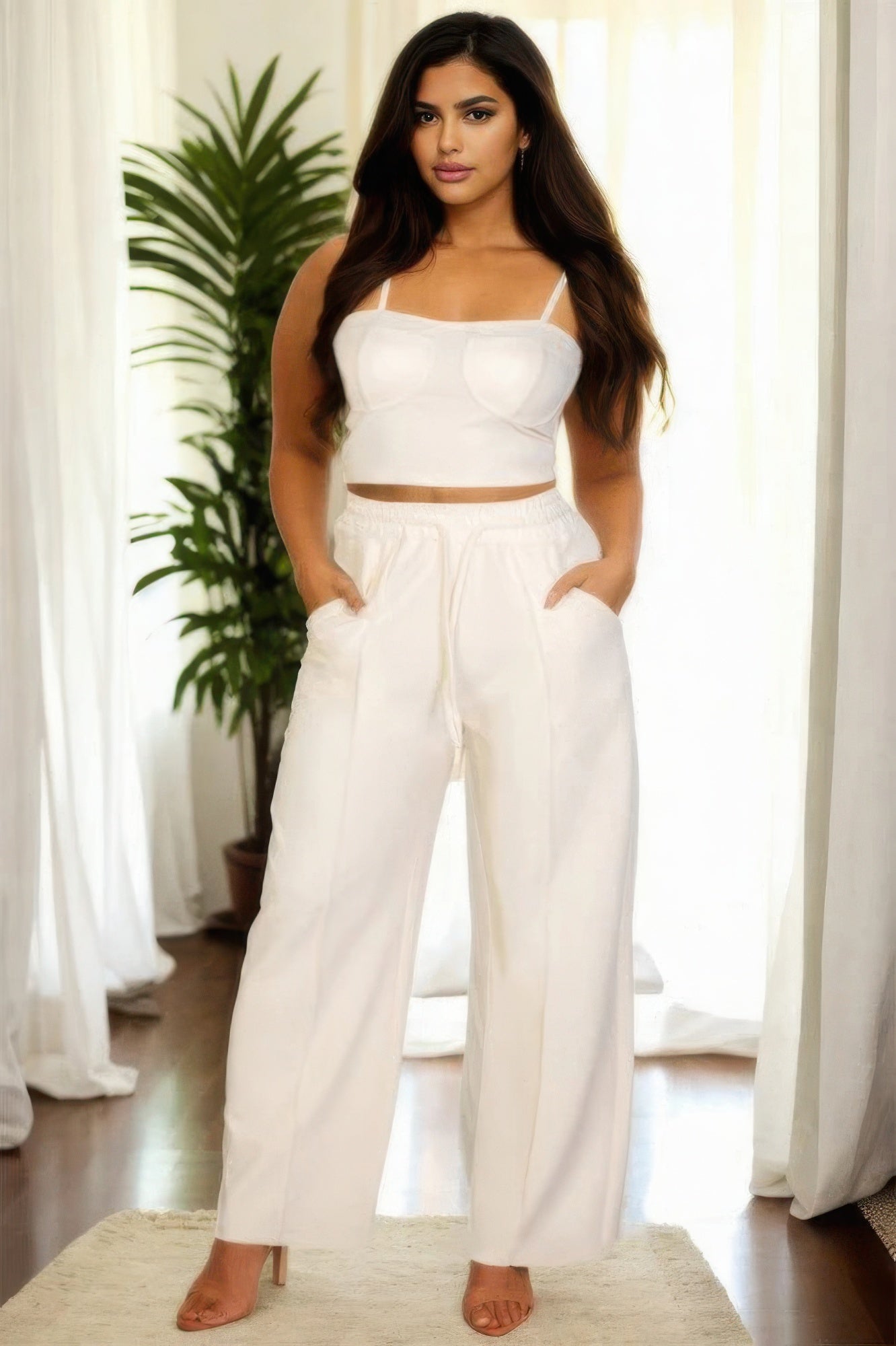 Top corto con bustier y pantalones rectos con bolsillos oblicuos