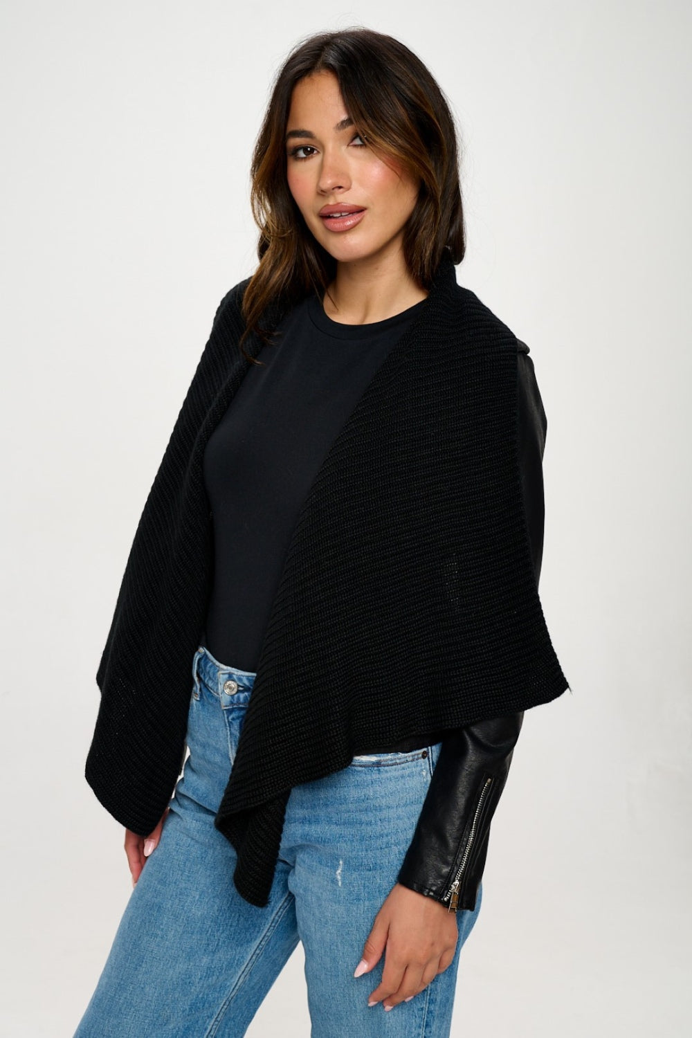 Chaqueta corta de piel sintética con cuello de punto