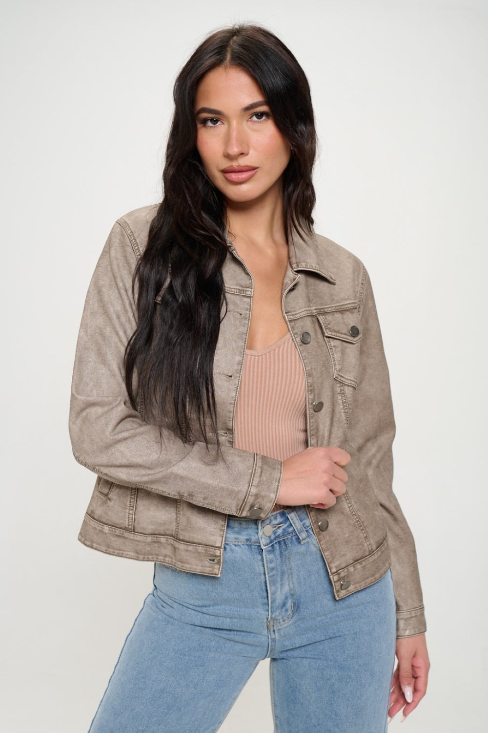 Chaqueta cargo de cuero vegano con botones de Coalition LA